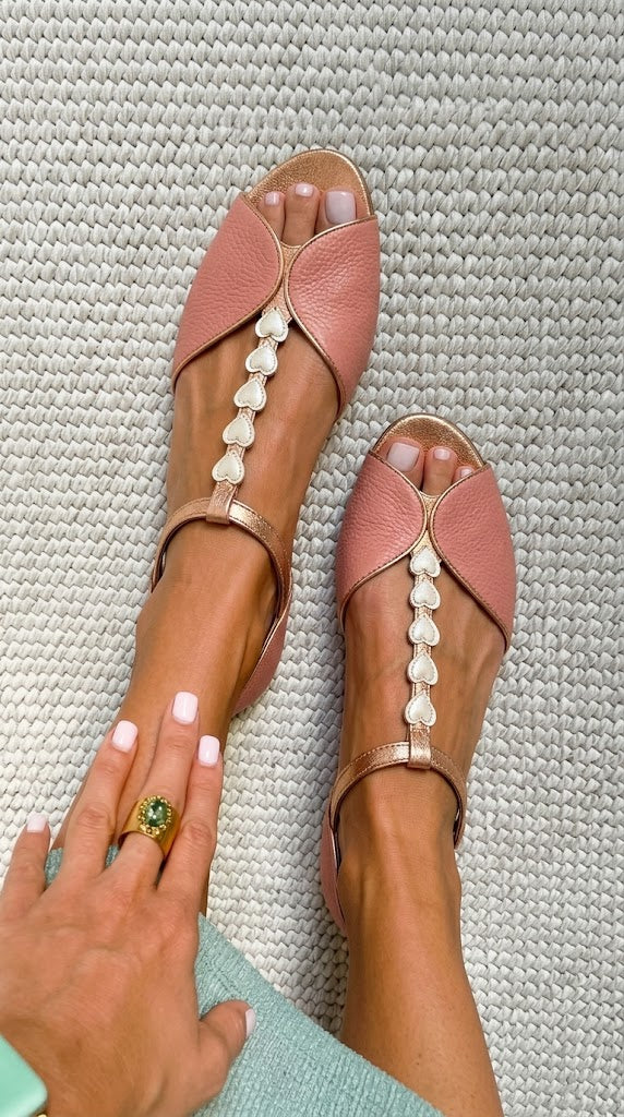Sandalias peep toe bajas rosa con tira en T y detalle de corazón