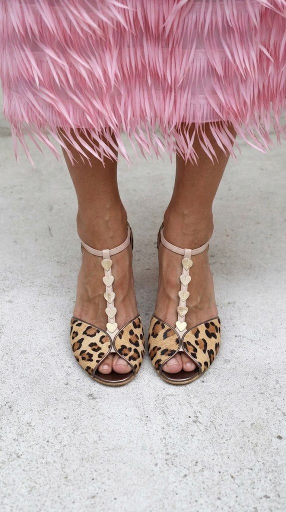Tacones peep toe estampado leopardo rosa con tira en T y corazón