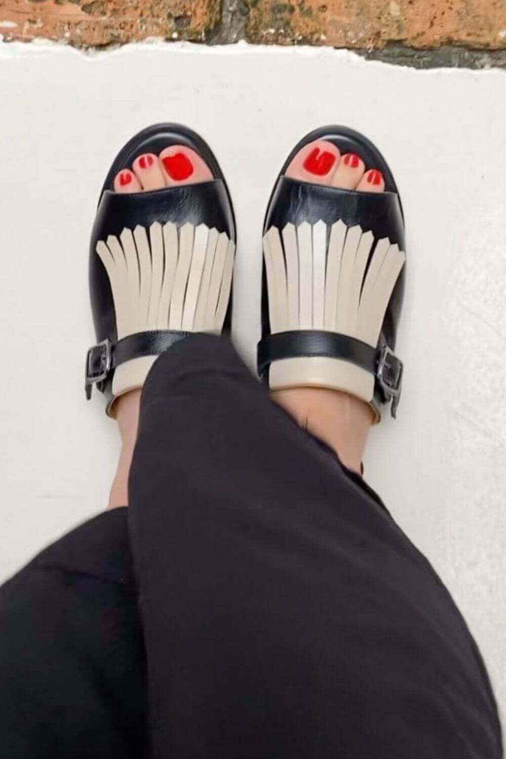 Sandalias slip-on en punta redonda abierta en contraste con flecos
