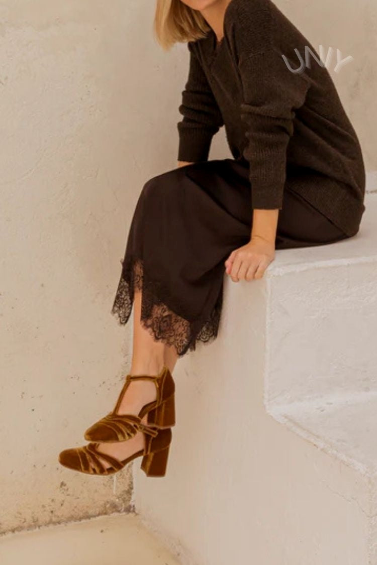 Tacones anchos cut-out de terciopelo con hebilla y tira en T