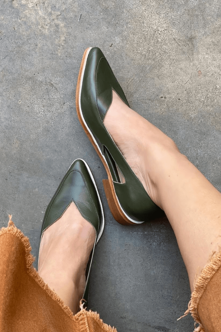 Bailarinas cut-out slip-on casual azul marino en punta