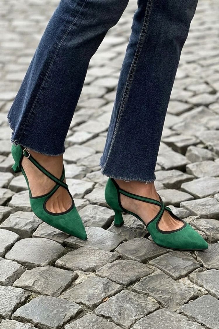 Tacones bajos Caqui en punta de color liso con hebilla y tiras cruzadas