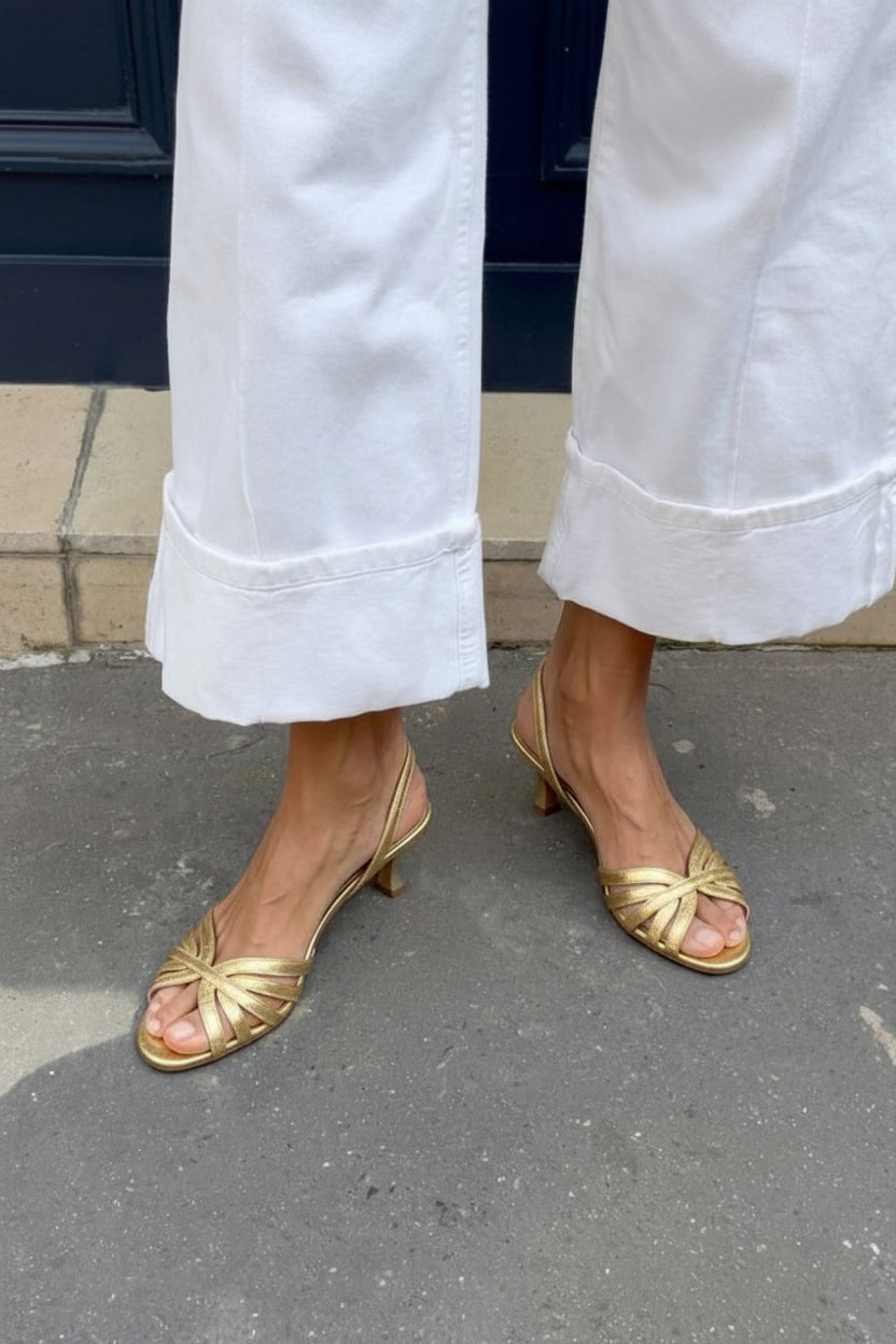 Sandalias slingback metalizadas con tiras cruzadas y tacón kitten