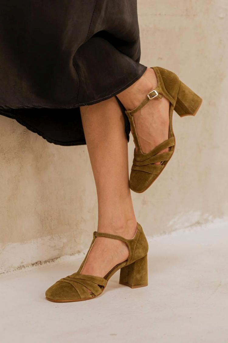 Tacones anchos cut-out de terciopelo con hebilla y tira en T