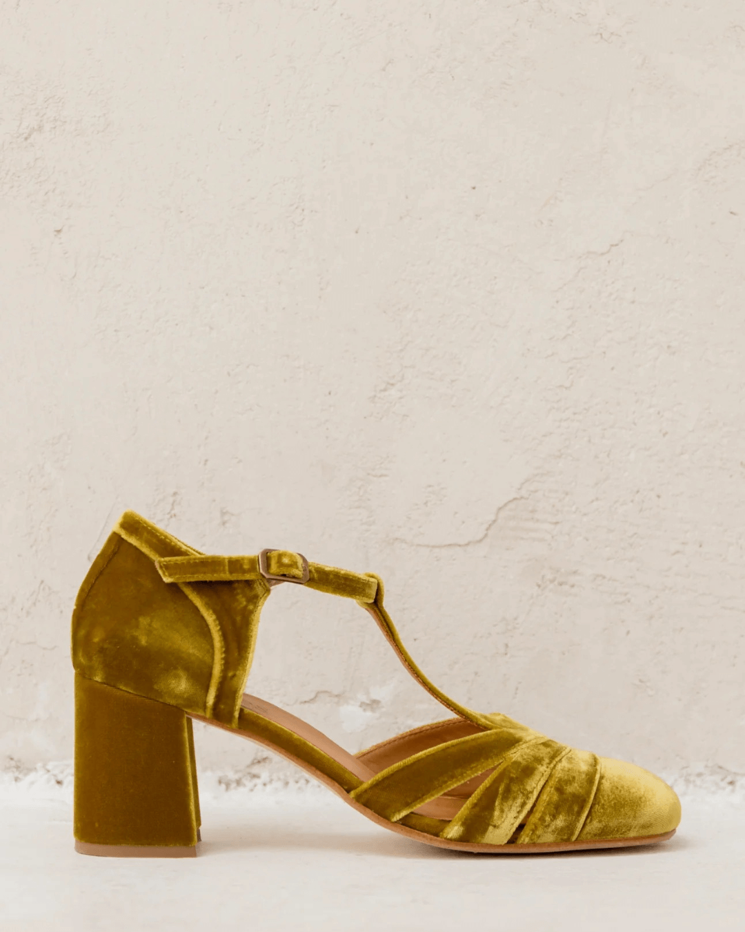 Tacones anchos cut-out de terciopelo con hebilla y tira en T