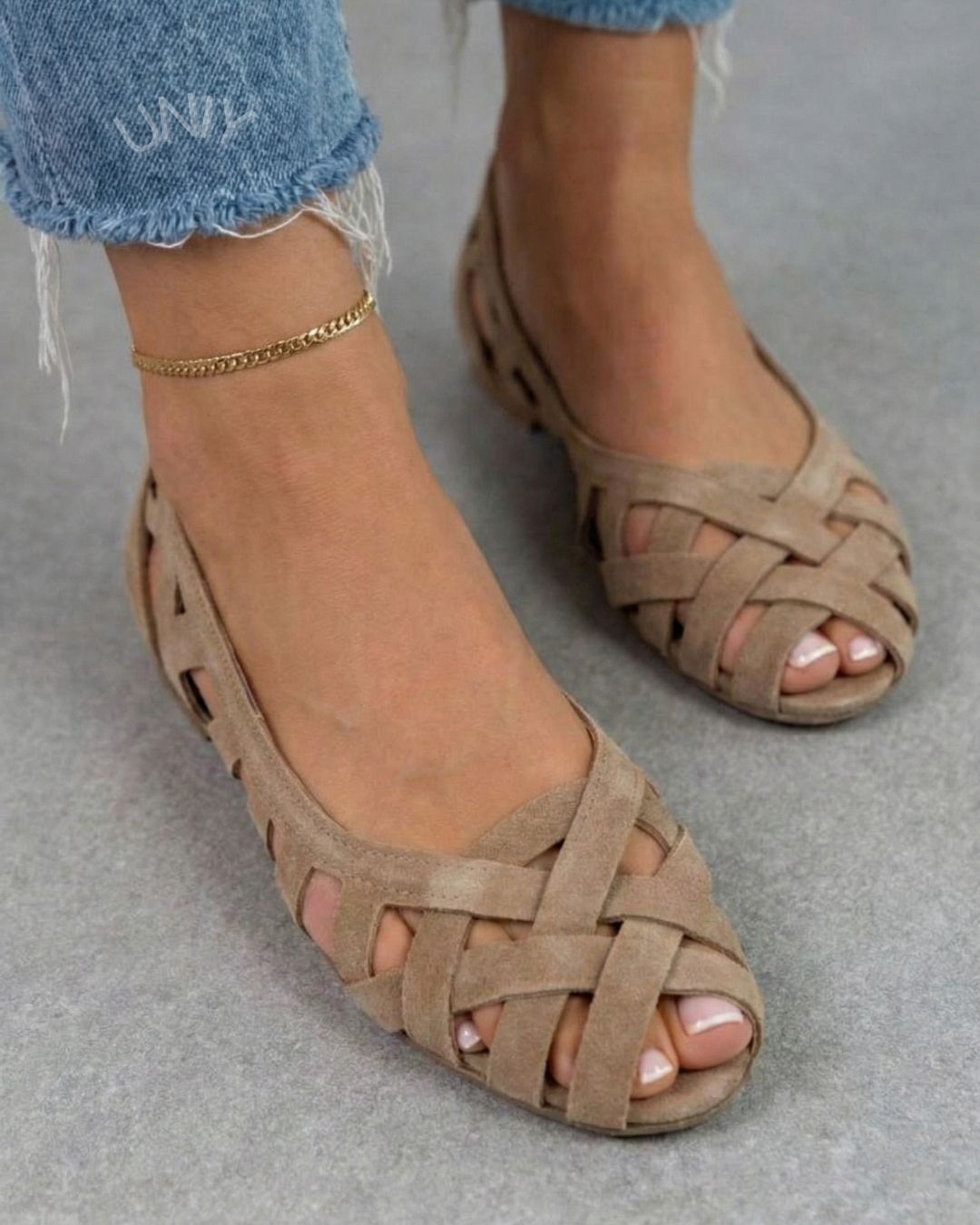 Sandalias cut-out de punta abierta trenzadas de ante bajas beige