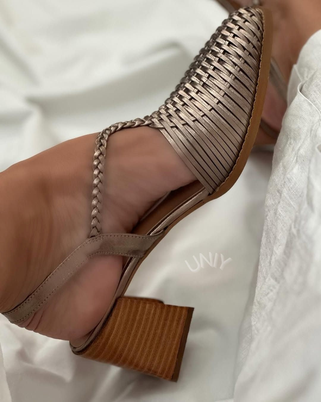 Tacones de bloque trenzados metalizados champán en punta con tiras
