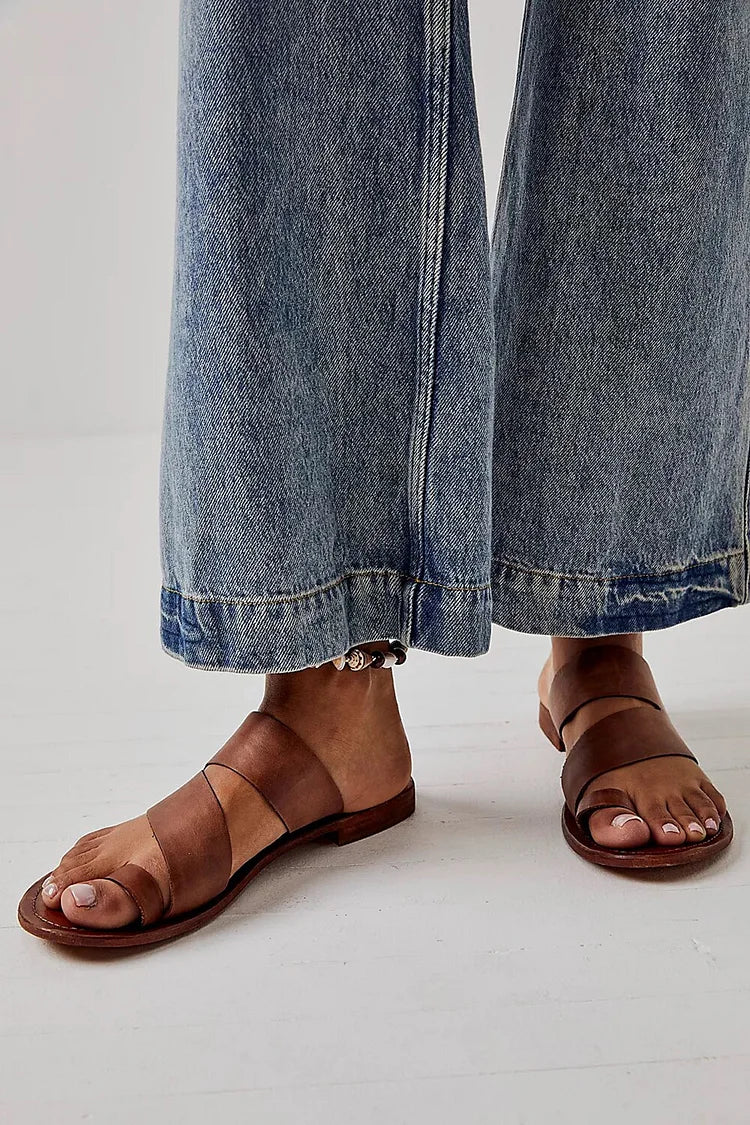 Sandalias cut-out esenciales asimétricas marrón con anillo al dedo