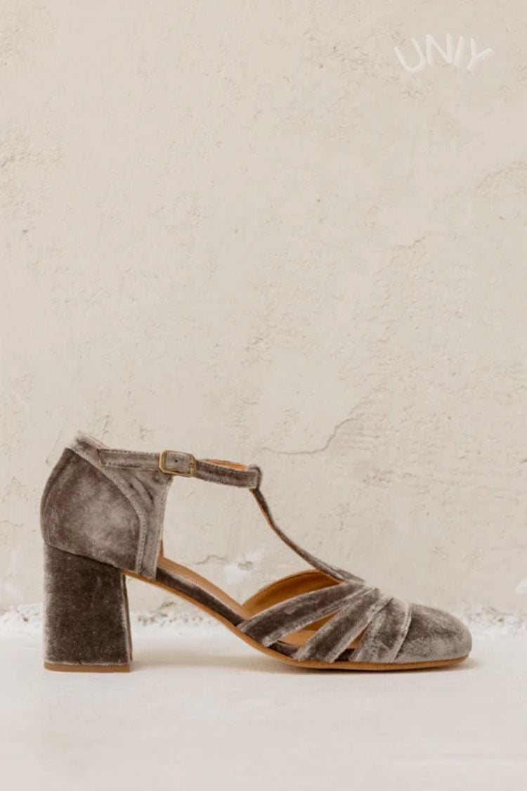 Tacones anchos cut-out de terciopelo con hebilla y tira en T