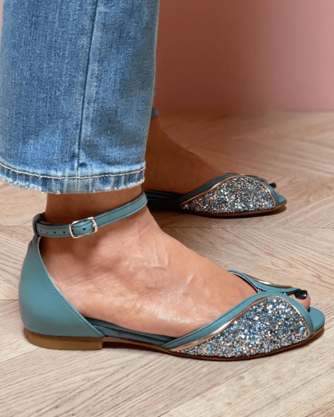 Sandalias peep toe con glitter patchwork con tira al tobillo y hebilla