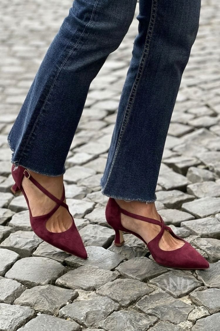 Tacones bajos Caqui en punta de color liso con hebilla y tiras cruzadas