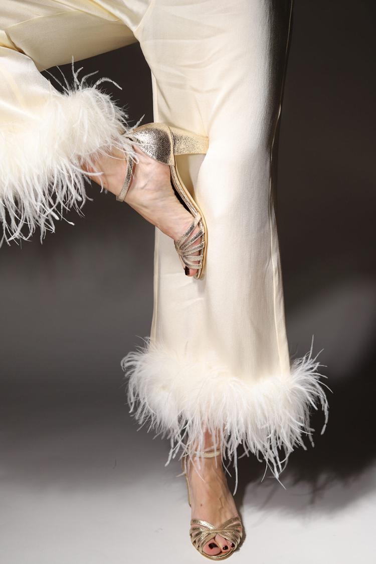Tacones anchos peep toe brillantes metalizados Oro con tira al tobillo y hebilla