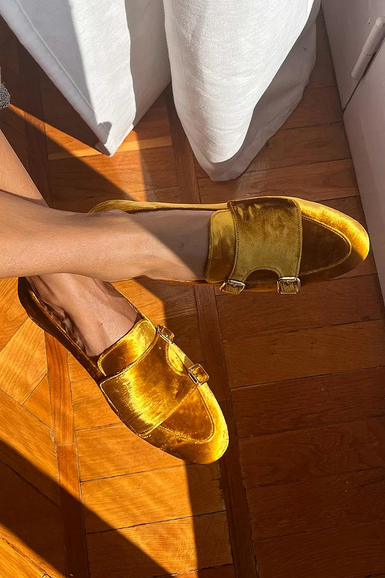 Mocasines slip-on de ante amarillo con tira y hebillas decorativas