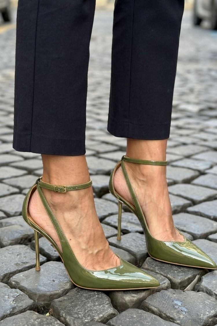 Tacones de aguja charol Negro con tira al tobillo