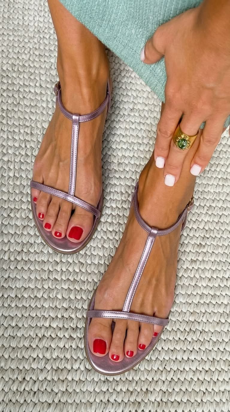 Sandalias metalizadas veraniegas bajas con tira en T