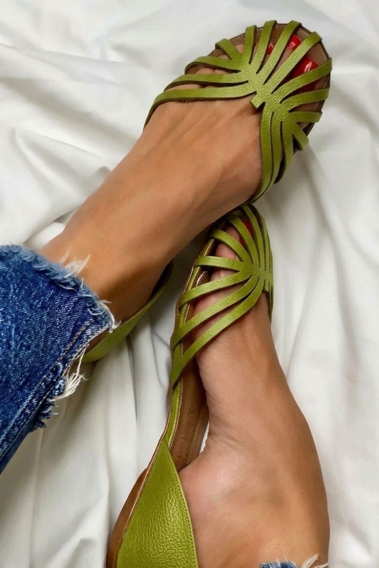 Sandalias cut-out negras de punta redonda y color liso