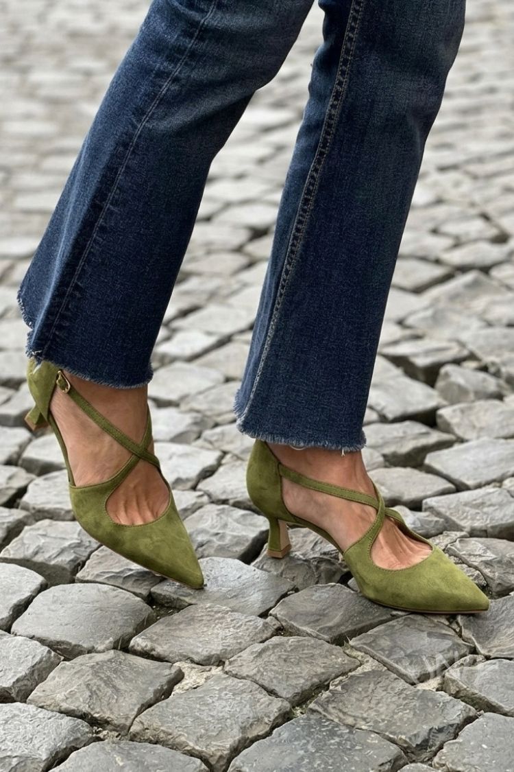 Tacones bajos Caqui en punta de color liso con hebilla y tiras cruzadas