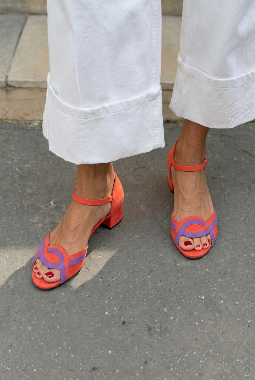 Sandalias peep toe de ante con tira al tobillo y tacón de bloque [Pre-venta]