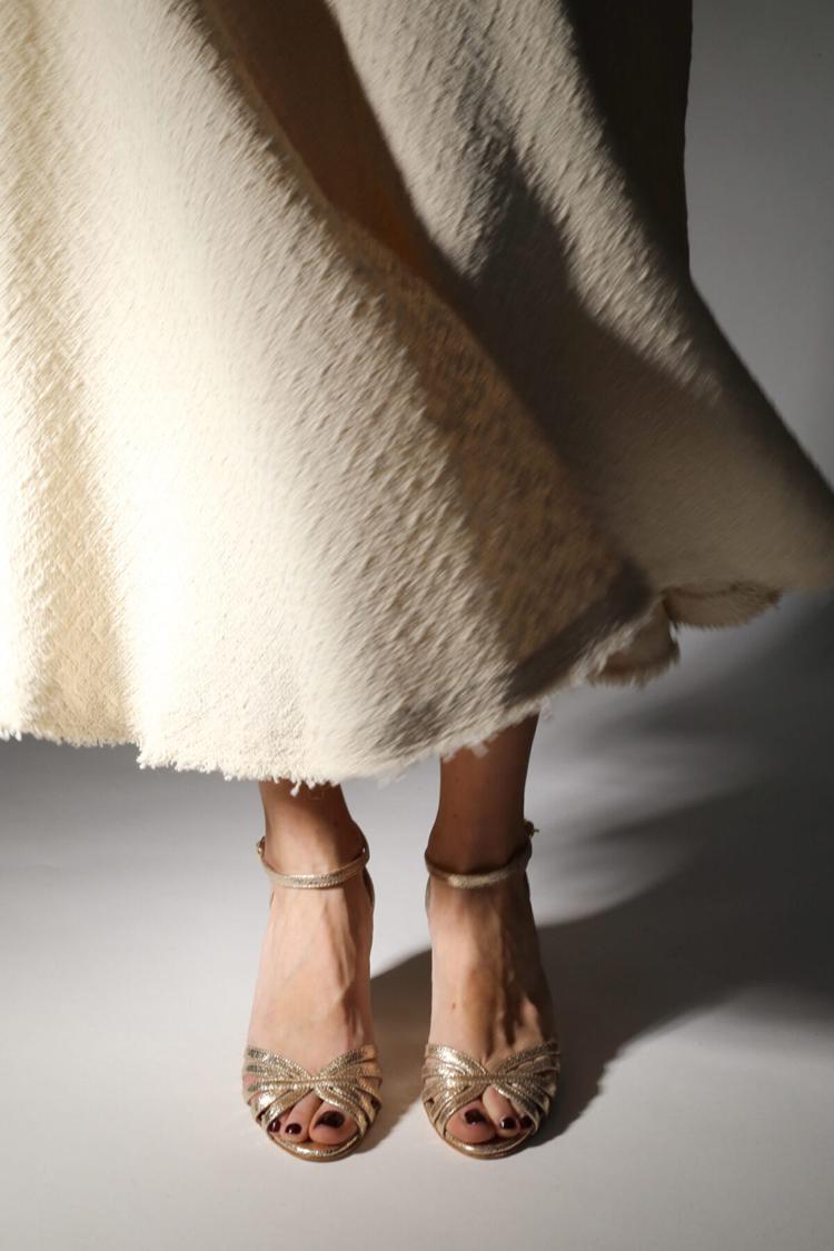 Tacones anchos peep toe brillantes metalizados Oro con tira al tobillo y hebilla