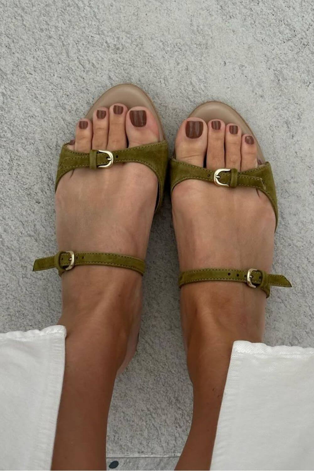 Sandalias peep toe de ante con hebilla y tiras