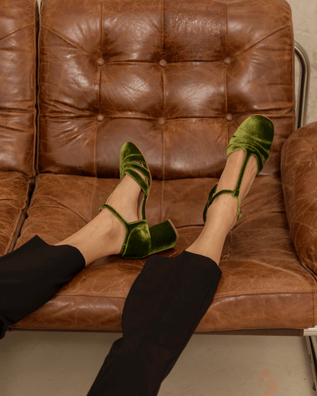 Tacones anchos cut-out de terciopelo con hebilla y tira en T