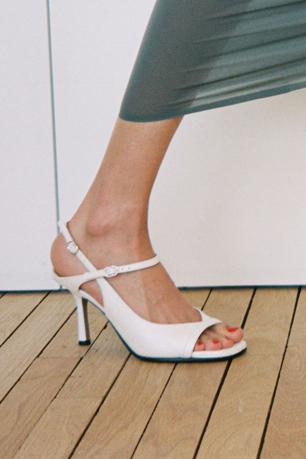 Tacones de aguja slingback efecto serpiente negro con punta abierta