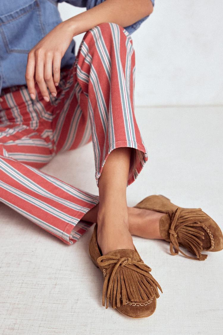 Mocasines Camel en punta redonda de color liso con flecos