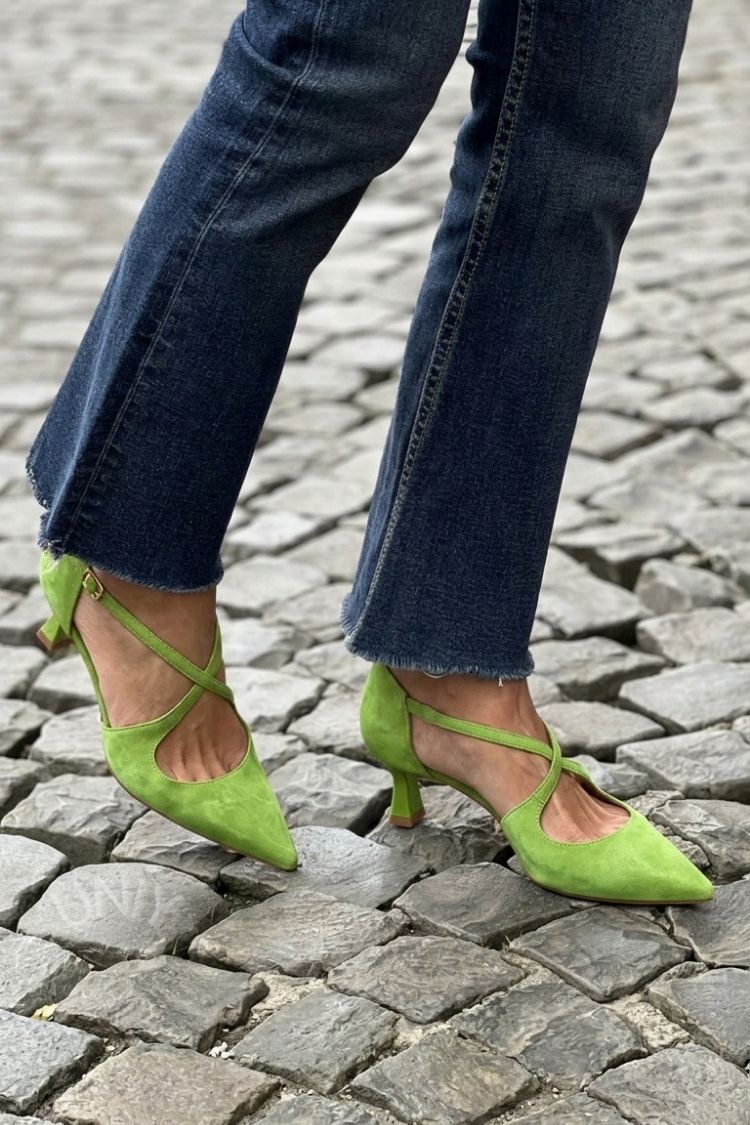 Tacones bajos Caqui en punta de color liso con hebilla y tiras cruzadas