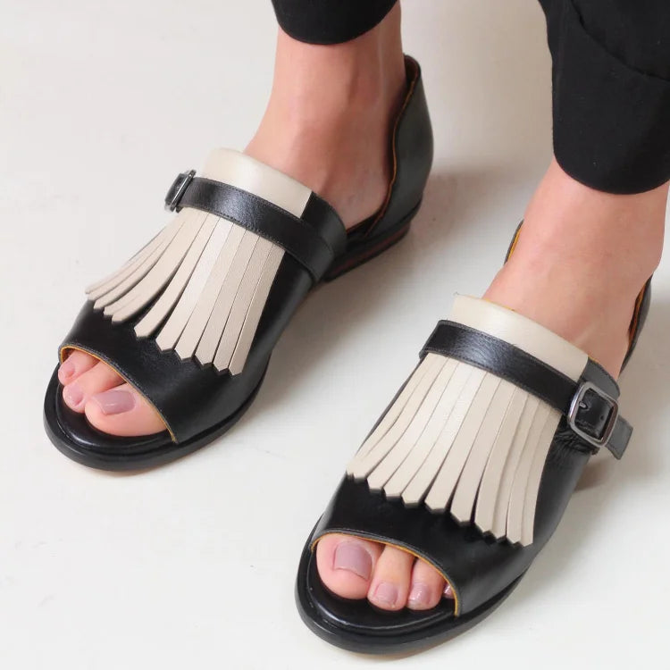 Sandalias slip-on en punta redonda abierta en contraste con flecos