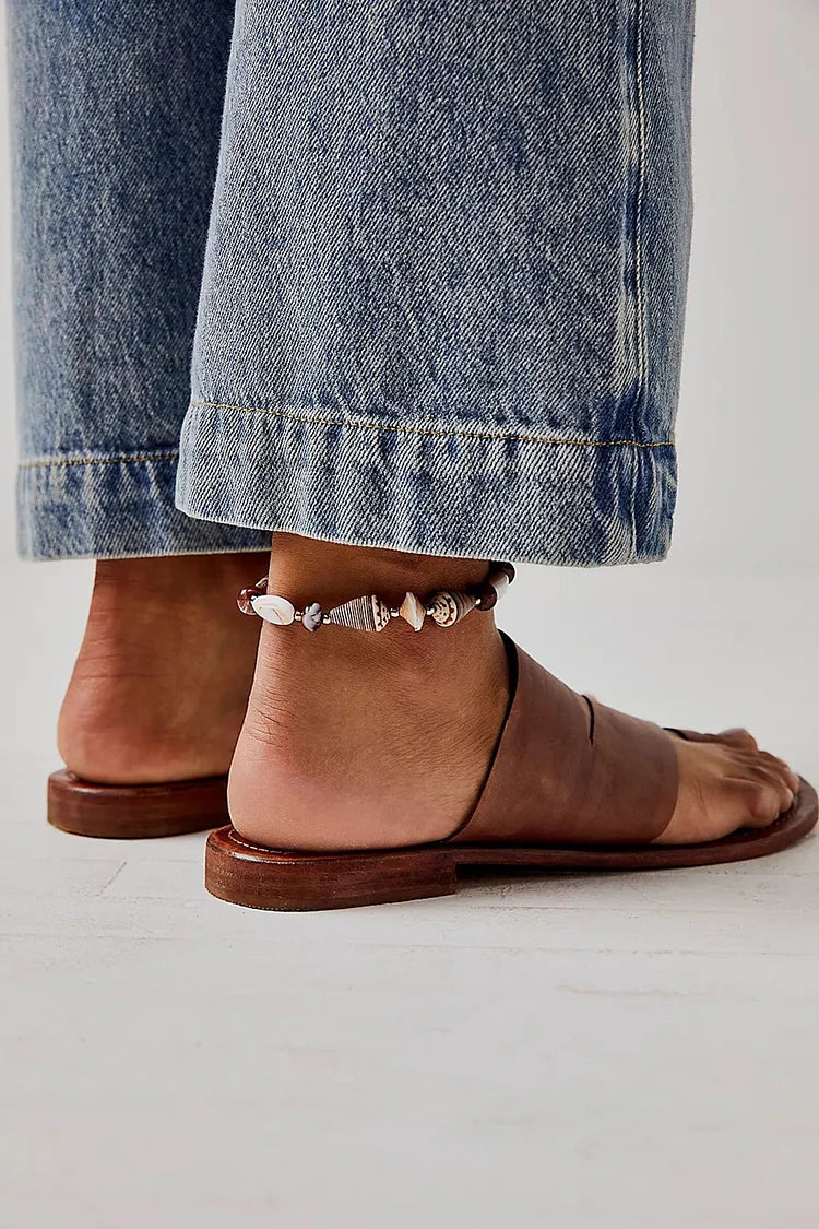 Sandalias cut-out esenciales asimétricas marrón con anillo al dedo