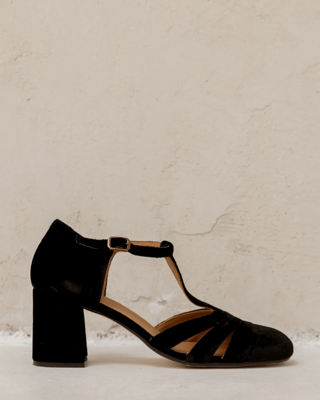 Tacones anchos cut-out de terciopelo con hebilla y tira en T