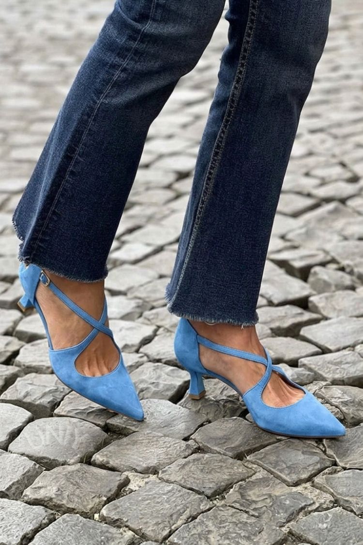 Tacones bajos Caqui en punta de color liso con hebilla y tiras cruzadas