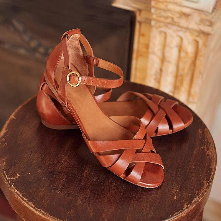 Sandalias cut-out peep toe de color liso con tira al tobillo y hebilla