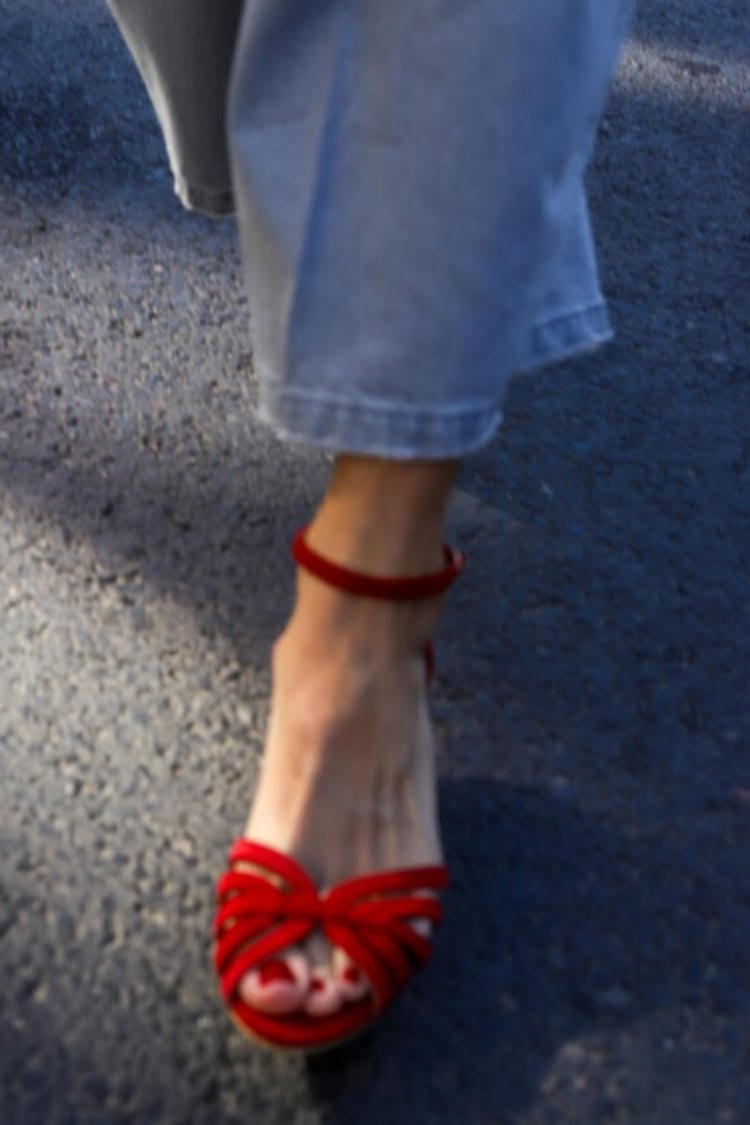 Sandalias de ante Rojo en punta abierta con tiras cruzadas
