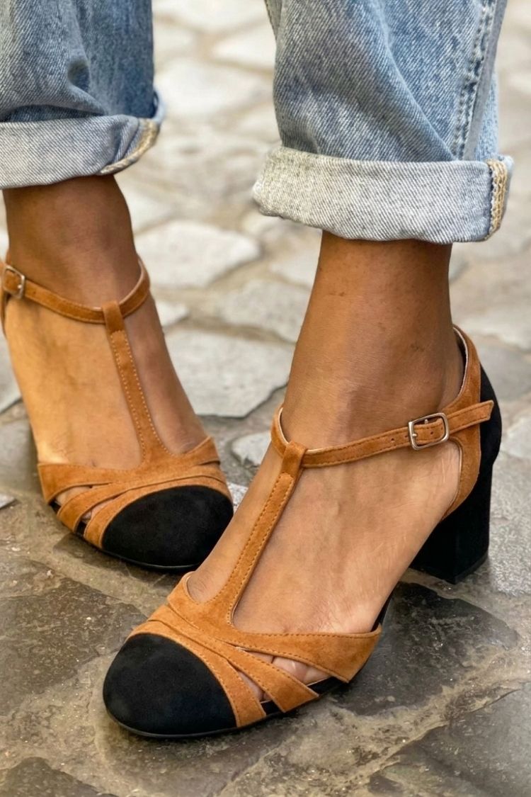 Tacones anchos cut-out color block fucsia con hebilla y tira en T