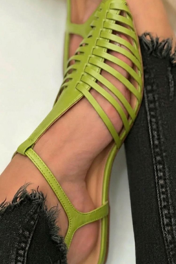 Sandalias cut-out esenciales casual negro en punta con tira en T
