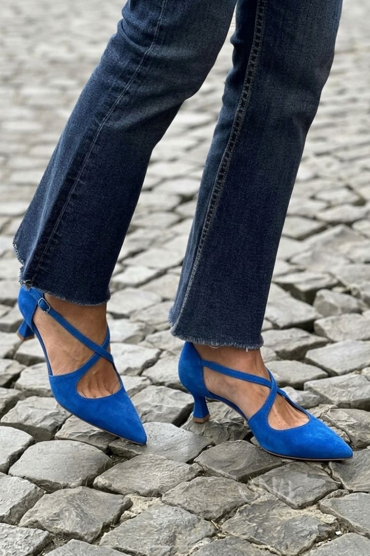 Tacones bajos Caqui en punta de color liso con hebilla y tiras cruzadas