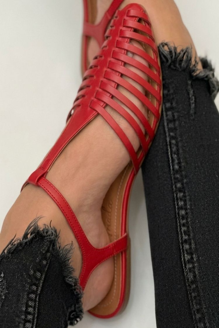 Sandalias cut-out esenciales casual negro en punta con tira en T