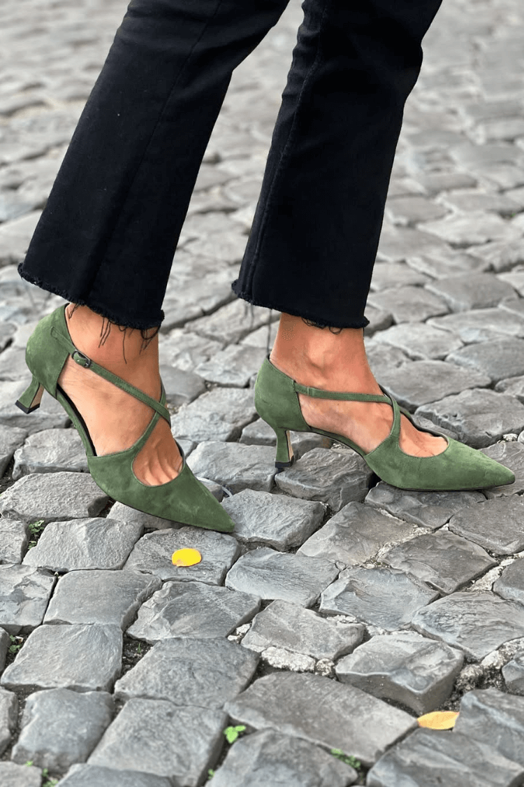 Tacones kitten de ante Verde en punta con tiras cruzadas