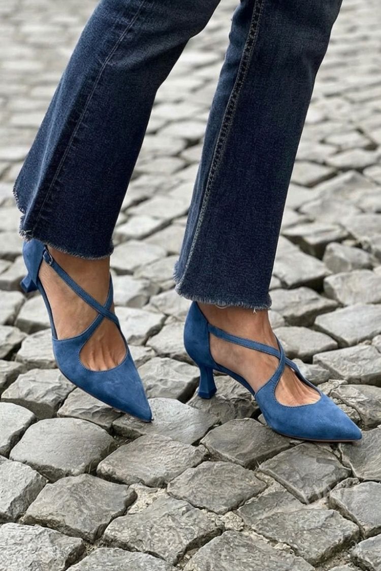 Tacones bajos Caqui en punta de color liso con hebilla y tiras cruzadas