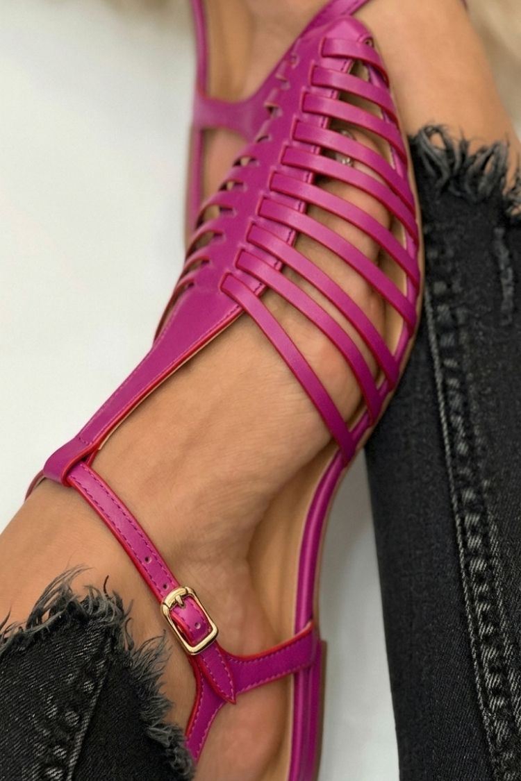 Sandalias cut-out esenciales casual negro en punta con tira en T