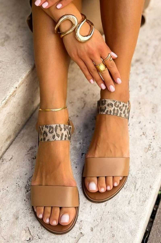 Sandalias estampado de leopardo bajas de piel sintética con banda elástica