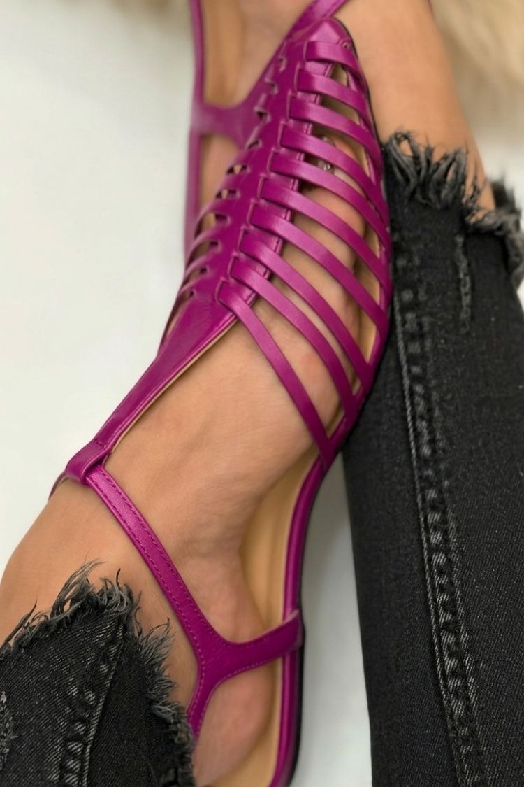 Sandalias cut-out esenciales casual negro en punta con tira en T
