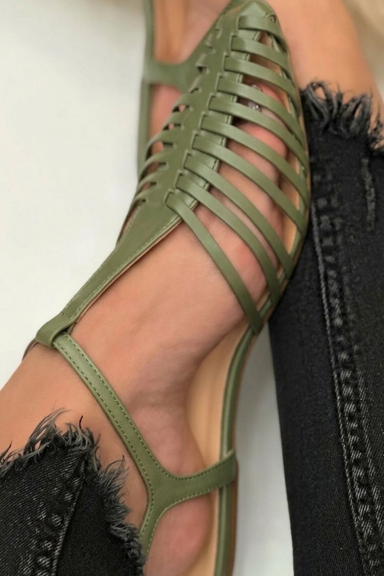 Sandalias cut-out esenciales casual negro en punta con tira en T