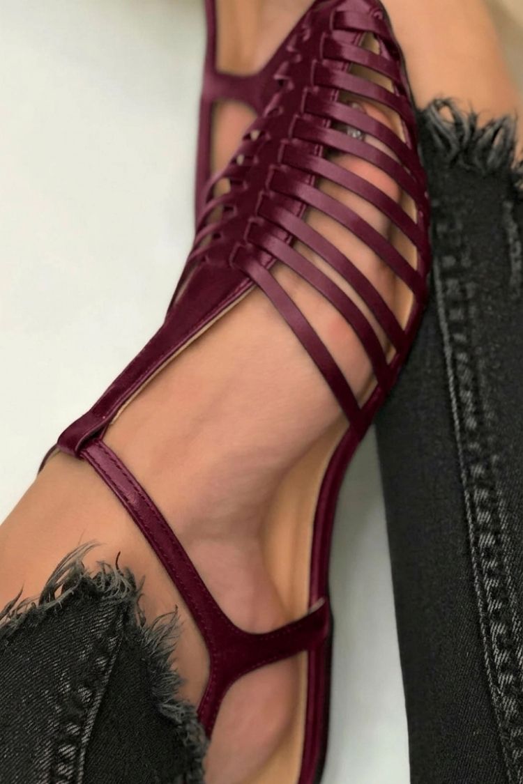 Sandalias cut-out esenciales casual negro en punta con tira en T