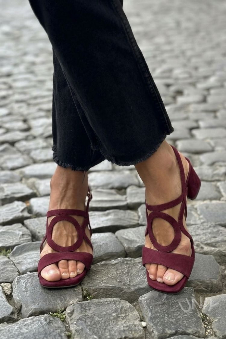 Sandalias de tacón slingback cut-out amarillo de punta cuadrada