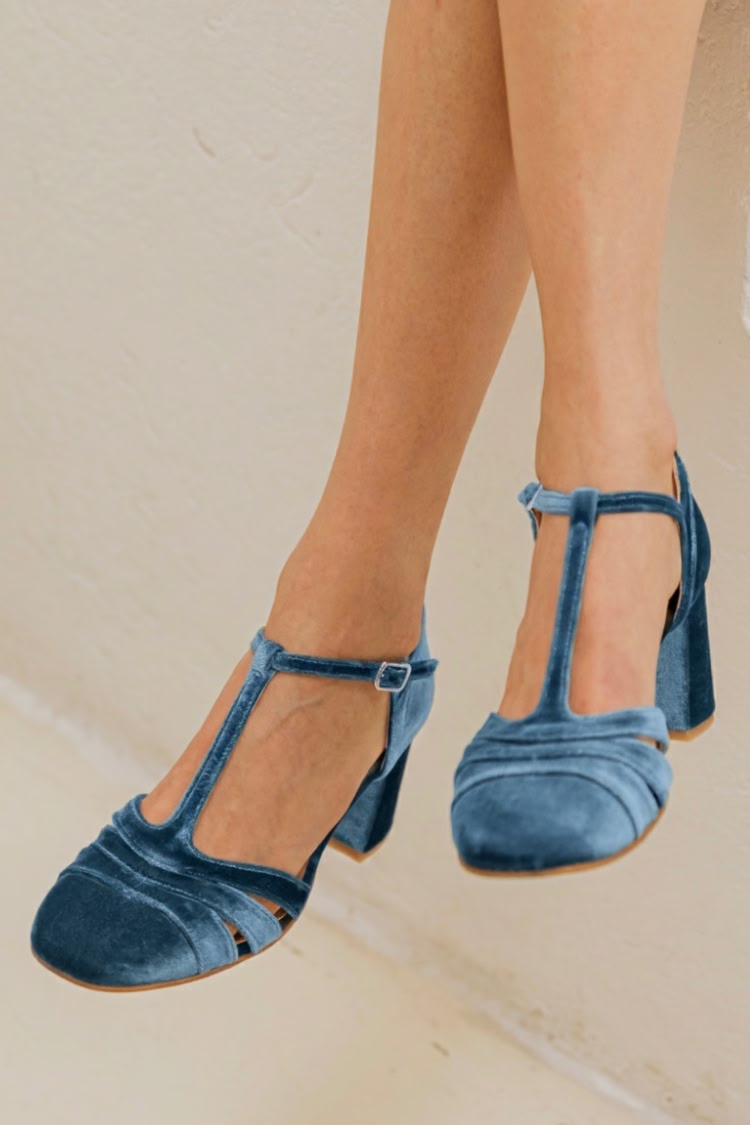 Tacones anchos cut-out de terciopelo con hebilla y tira en T