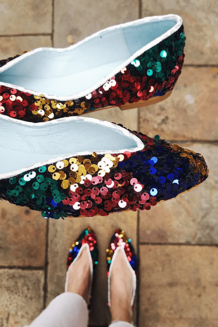 Bailarinas slip-on multicolor con escote en V [Pre-venta]