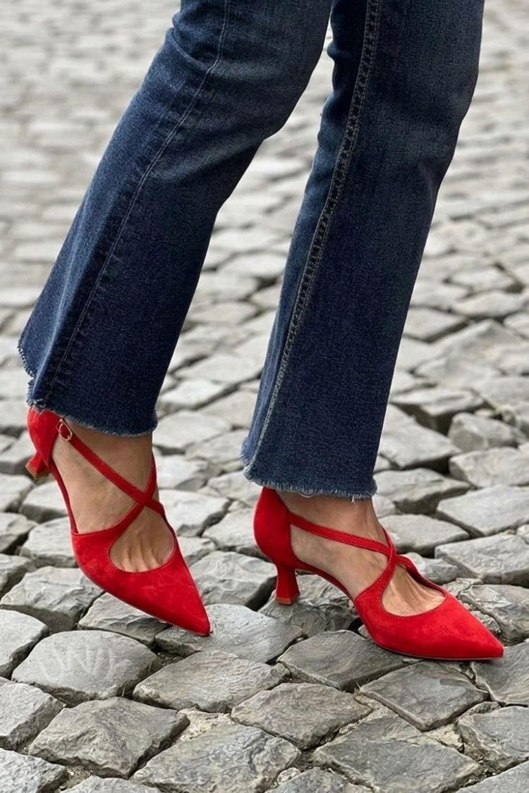 Tacones bajos Caqui en punta de color liso con hebilla y tiras cruzadas