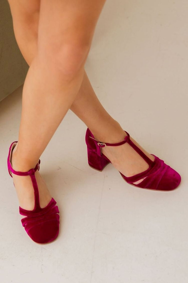Tacones anchos cut-out de terciopelo con hebilla y tira en T